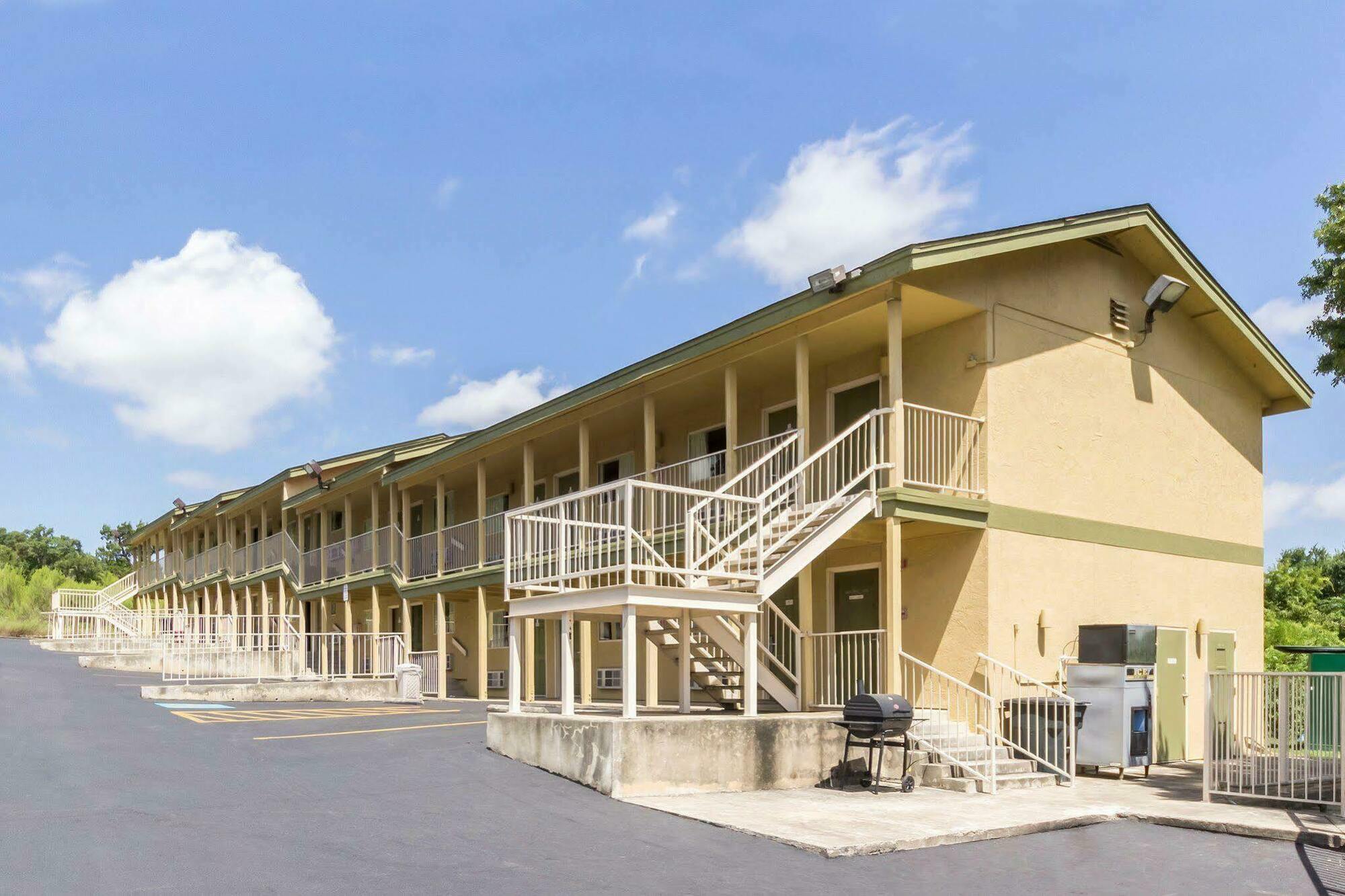 Hillview Inn At Six Flags Fiesta San Antonio Esterno foto